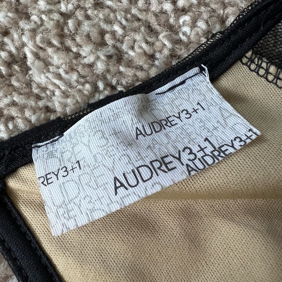 Beautiful lace romper - Picture 3 of 5